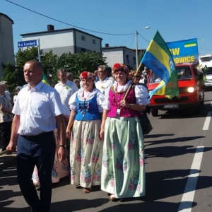 Przedstawiciele Gminy Kochanowice w korowodzie dożynkowym
