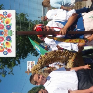 Przedstawiciele Gminy Kochanowice w korowodzie dożynkowym