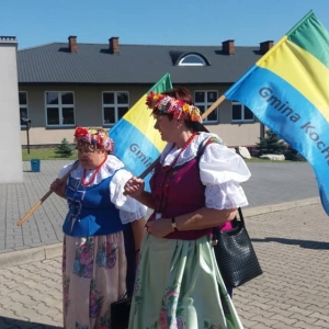 Przedstawiciele Gminy Kochanowice w korowodzie dożynkowym