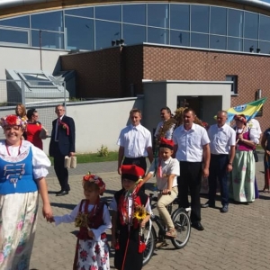 Przedstawiciele Gminy Kochanowice w korowodzie dożynkowym
