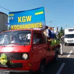 Przedstawiciele Gminy Kochanowice w korowodzie dożynkowym