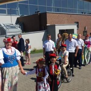 Przedstawiciele Gminy Kochanowice w korowodzie dożynkowym