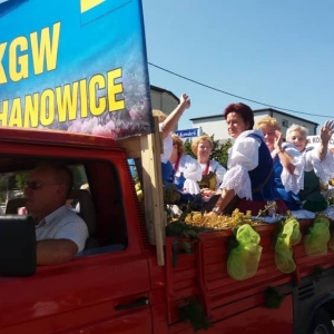 Przedstawiciele Gminy Kochanowice w korowodzie dożynkowym