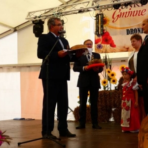 Przekazanie chleba przez Starostów Dożynek Gospodarzowi Gminy