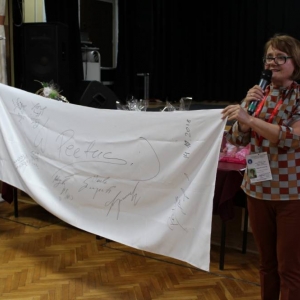 Licytacja obrusu z autografami Zespołu PECTUS