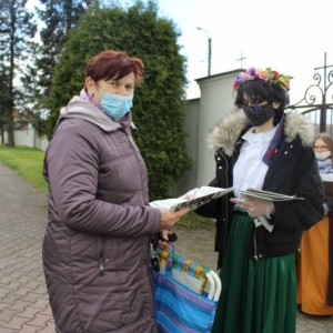 kolportaż materiałów związanych z powstaniami śląskimi przez uczniów z Zespołu Szkół w...