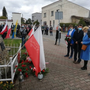 złożenie wieńca przez delegację ze Szkoły Podstawowej w Lubecku